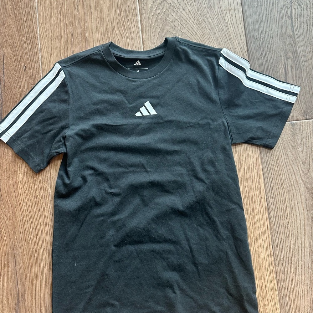 Boys New Adidas Charcoal Tee with White Logo size medium
